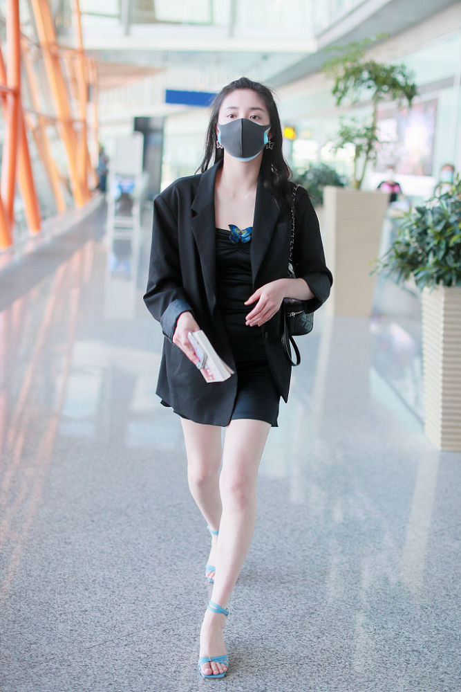 魅力散发!周洁琼穿短裙秀玉腿 边走边撩发胸前蓝蝴蝶抢镜_腾讯新闻