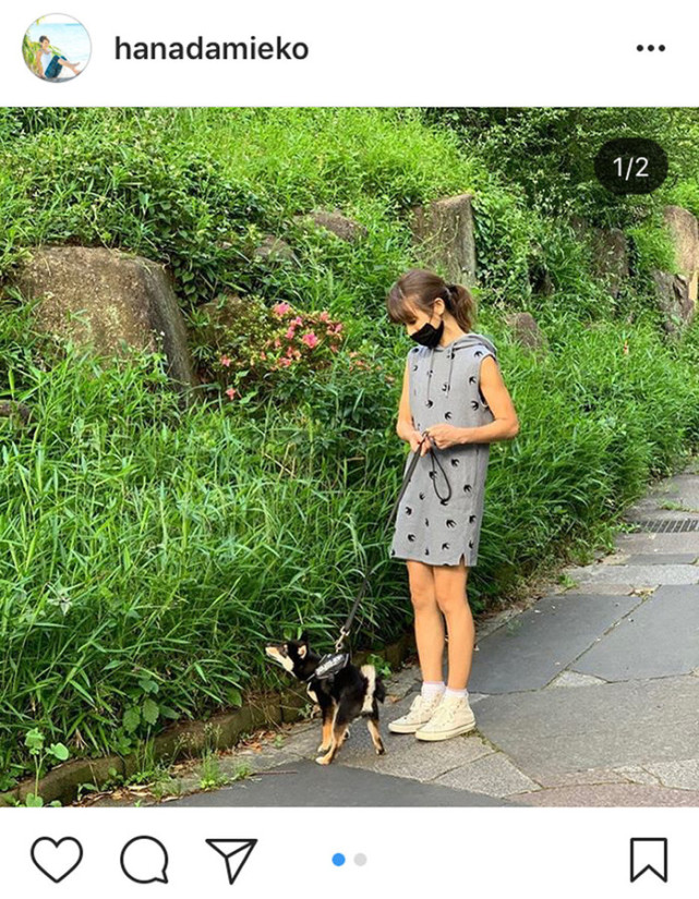 日本51岁女艺人遛狗穿迷你裙秀身材 粉丝直呼 永远的少女 腾讯网
