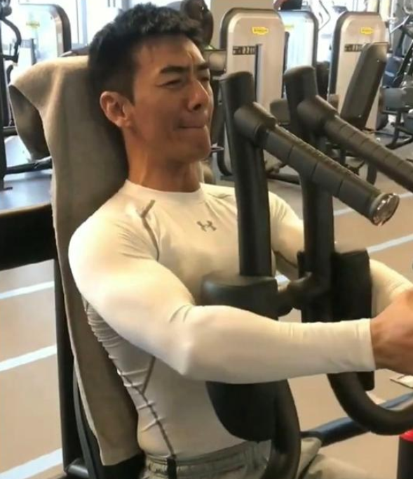 作为一名影视演员,在疫情期间也丝毫没有放松身材管理,任天野经常在