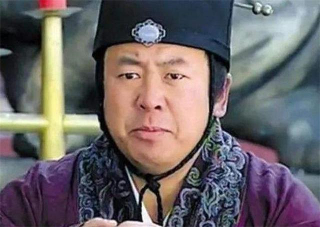 在谍战剧《潜伏》中饰演保密局档案股股长"盛乡"的演员吉思光,2011年