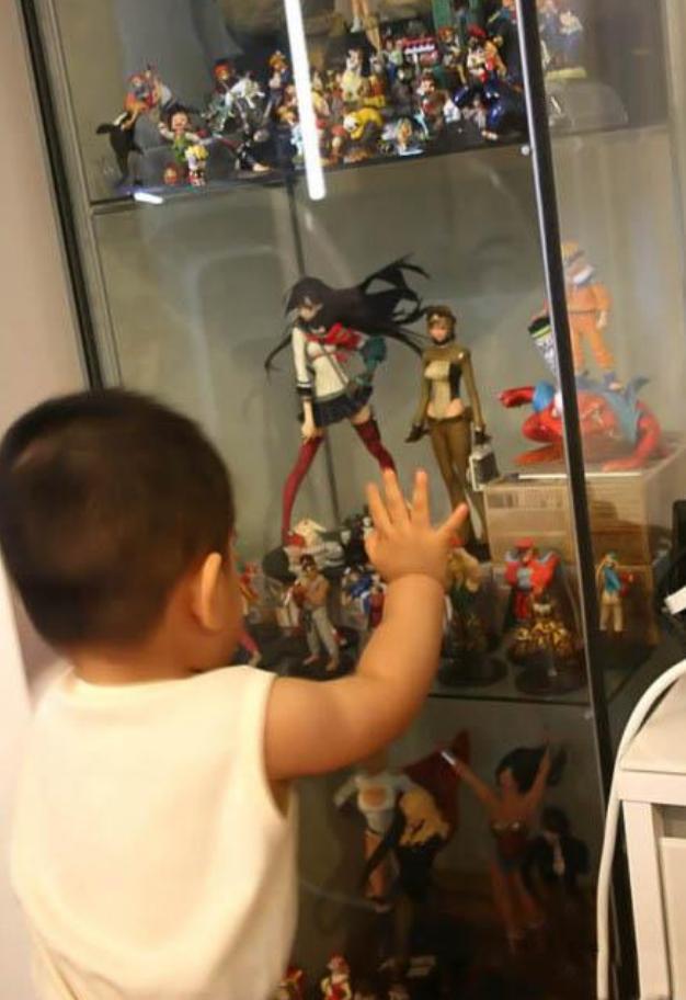 宅男攒了十年的手办被"熊孩子"破坏,他妈妈:他还只是个孩子啊_腾讯