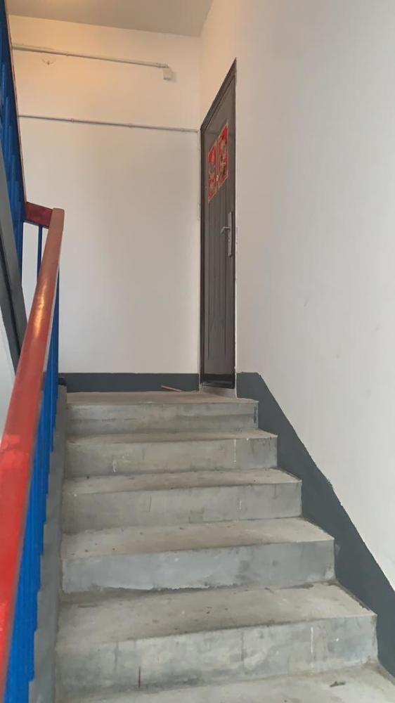 郑州一男子家门口总被人扔垃圾他不但不生气反而很感激咋回事