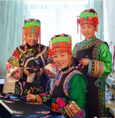 翁牛特蒙古族服饰的龙凤纹和车轮纹等刺绣布局合理协调,色彩搭配和谐