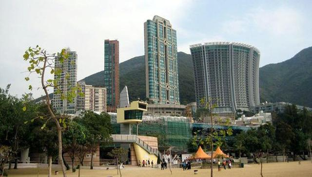 当然啦,赌王最偏爱的豪宅便是位于香港的浅水湾1号啦