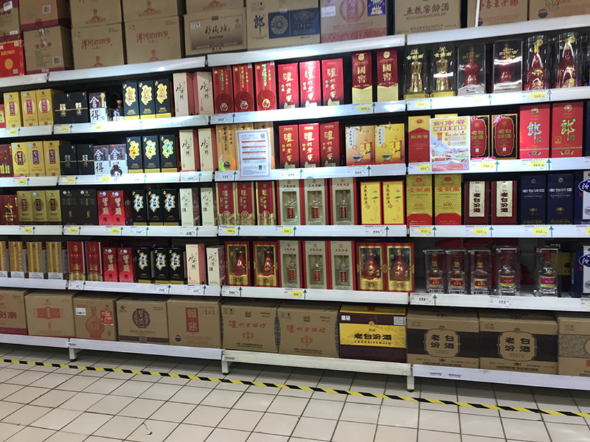 超市货柜上形形色色的白酒品牌