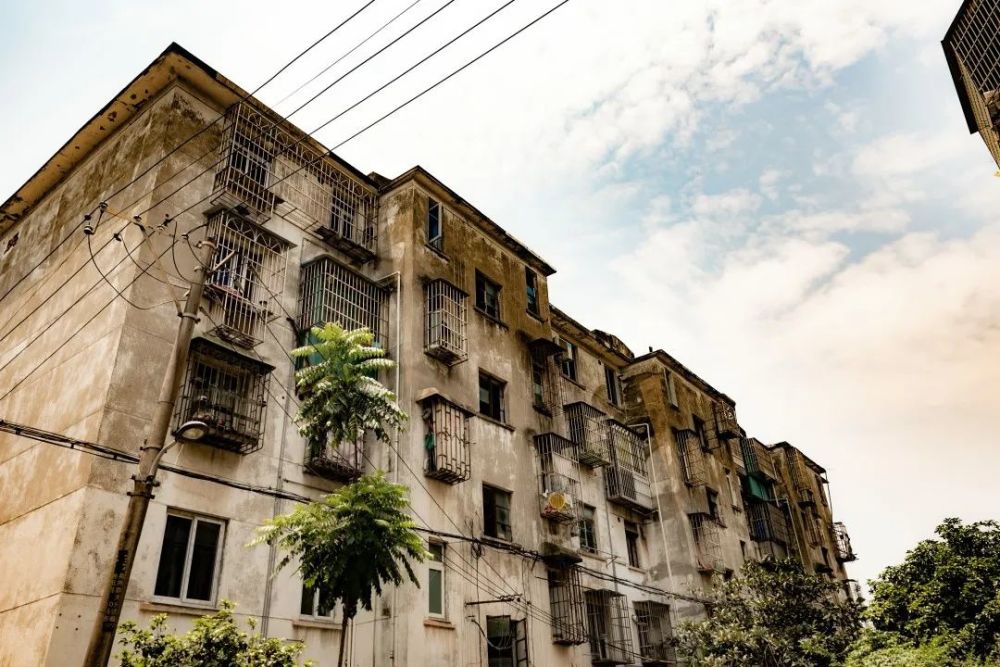 这座矗立30多年的老旧房屋正在消失