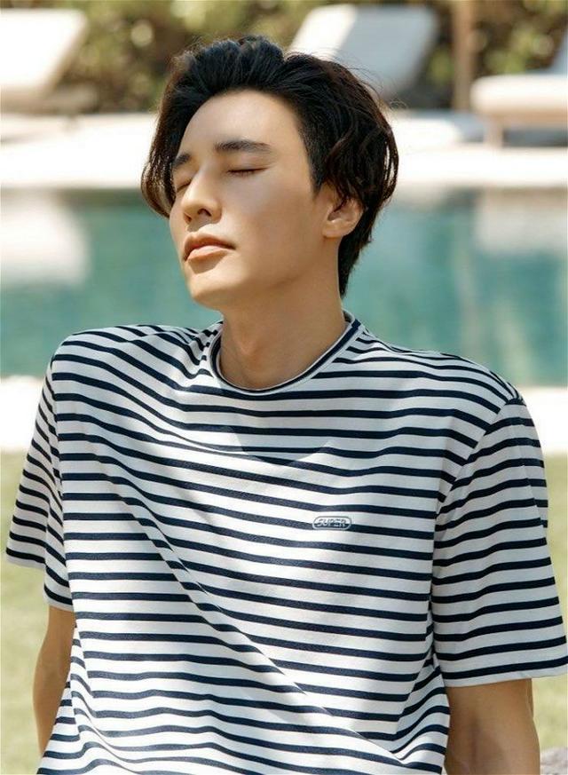 43岁元斌近况帅气照片公开大叔脸上全是认真工作中的状态