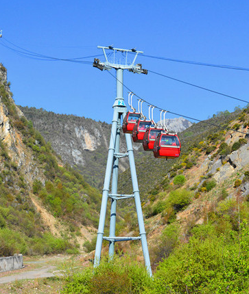 游览海拔最高的大索道石卡雪山