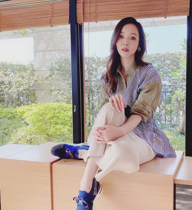 台湾女艺人侯佩芩简约穿搭难掩贵气,斜领上衣 毛边短裤超温柔,冻龄如