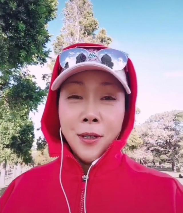 歌坛一姐田震晒出近况脸部僵硬眼袋深网友看着比那英顺眼