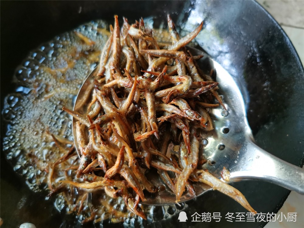 麻辣小魚乾自己在家做,當零食,下酒菜都不錯,吃一口就停不下來