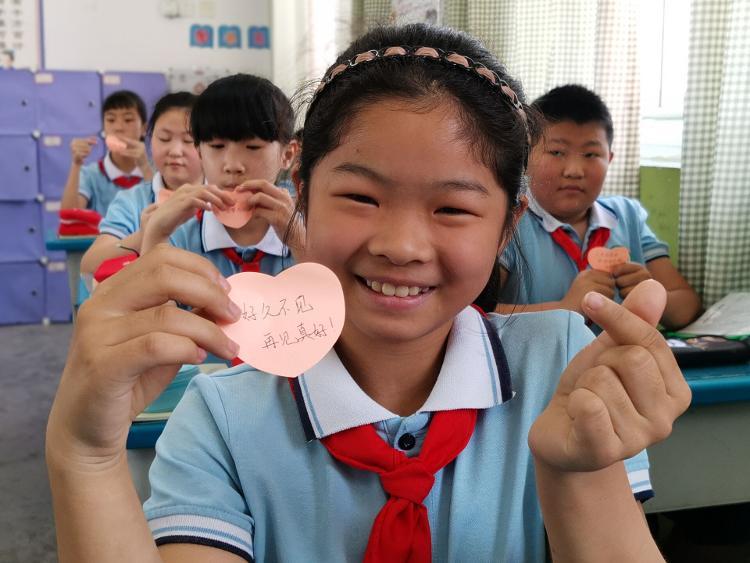 "开学"第一天 济南一学校小学生集体设计"手势语"