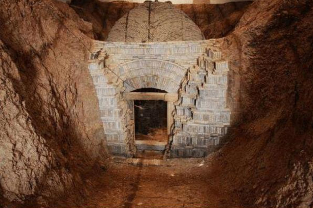 南京发现千年古墓,挖出一瓶红色药丸,化验结果让专家后怕