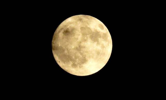 太阳下山,黑夜降临,明月高悬,清辉洒满大地.