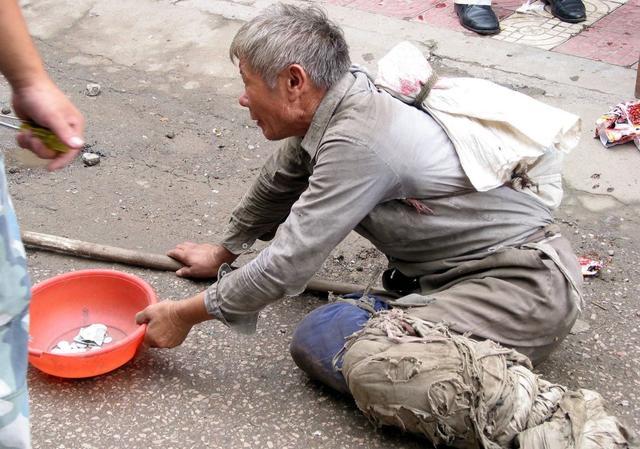 这个邋遢流浪汉,竟是昔日高考状元,什么原因让他流落街头?_腾讯新闻