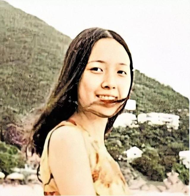 宝咏琴少时的家庭条件还算优越,可惜9岁那年家道中落,懂事的她为了给