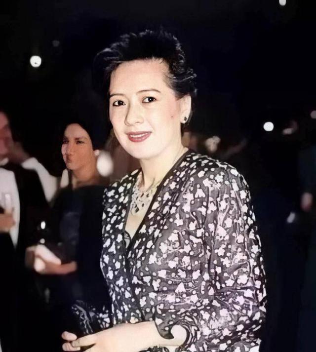 助何鸿燊改变命运,帮李嘉诚谋求大业,豪门原配都"不得善终"?