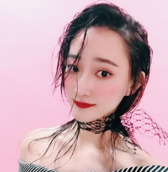 起初,他们以为这个苗苗就是明星苗苗,而点开她发布的视频以后,才发现