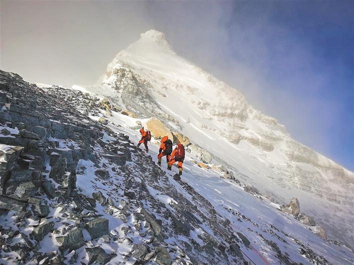 2020珠峰高程测量登山队成功登顶
