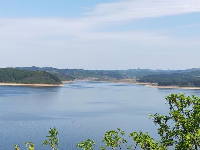 大伙房水库建在辽宁抚顺浑河上,是中国第一个五年计划中的第一个大型