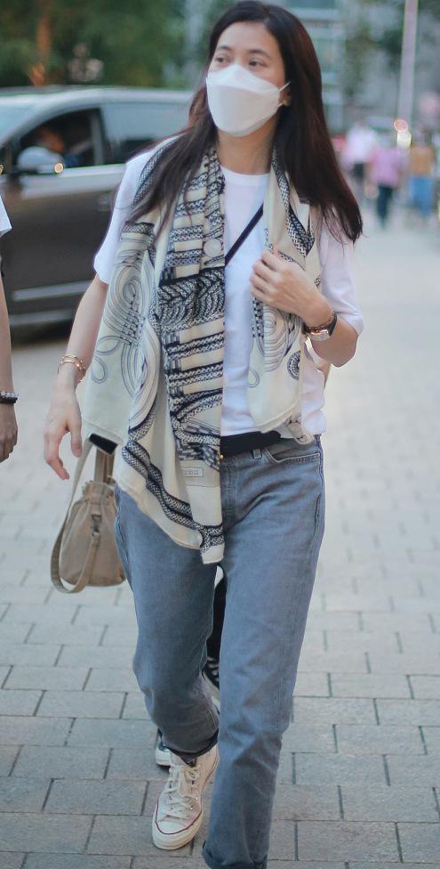 袁咏仪打扮还是那么随性,白t配牛仔裤简约清爽,素颜状态哪像48_腾讯