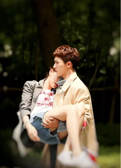 为什么电视剧男主角"公主抱"看起来很轻松?