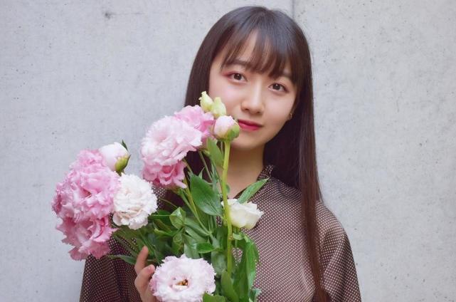 木村拓哉长女久违外出晒照 妆容粉嫩无惧眼袋 获花店老板送花 木村拓哉