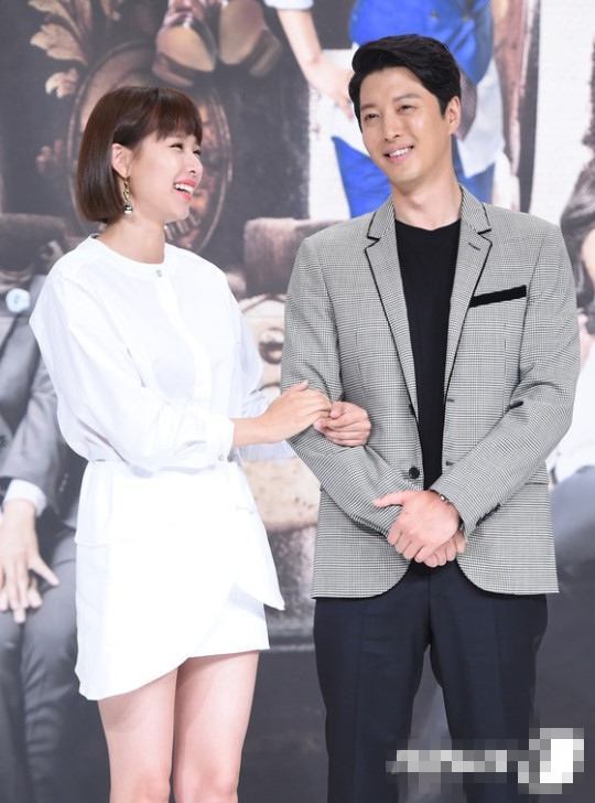 韩国又一对金童玉女离婚，李东健赵伦熙已分开，男方婚前情史复杂