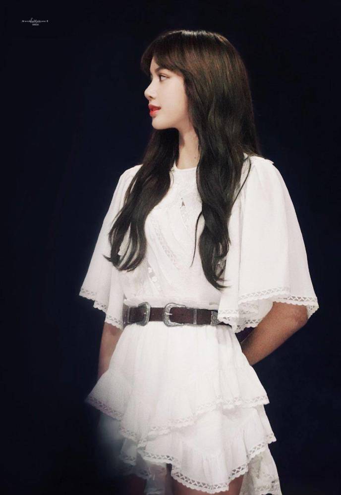 lisa穿白色仙女裙长卷发有淑女范气质非凡