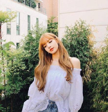 lisa穿白色仙女裙长卷发有淑女范气质非凡