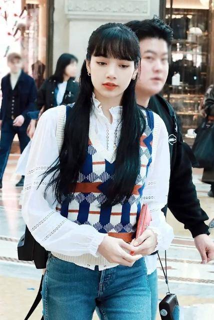 lisa穿白色仙女裙长卷发有淑女范气质非凡