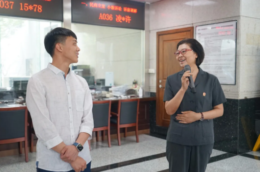 拱墅法院院长王美芳说,在我们大家的眼里,小蒋同志是个阳光,诚实,进取