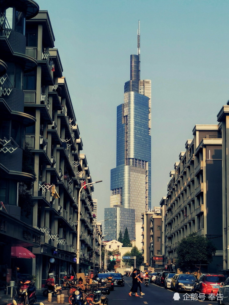 南京西桥显得耀眼而温馨使得此处成为了一条小有名气的网红路