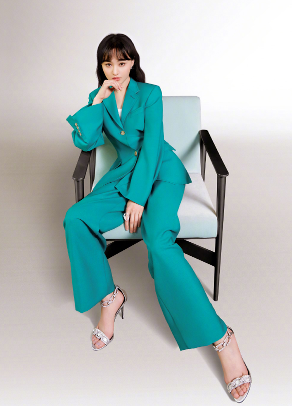 帆布鞋都太out了,郑爽穿上的"漆光鞋",已成00后新宠!