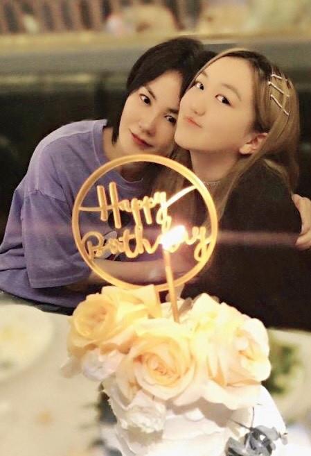 都是14岁，为什么王菲女儿一直被夸，黄多多却被骂，是因为父母吗