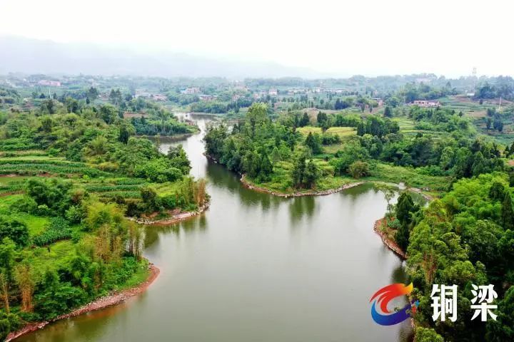 5月22日上午,天气格外凉爽,永嘉镇蓝山村5社,群山环抱一抔湖水,平静的