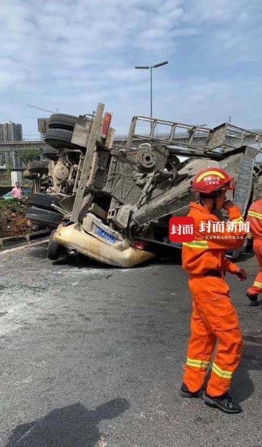 有人受傷成都三環路立交大貨車側翻小轎車被壓