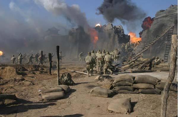 战斗刚结束,警卫员跑到他面前说,我缴获一把手枪!随后,枪响了