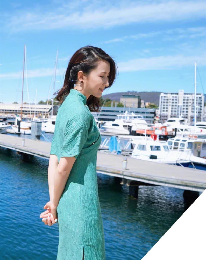 这一袭绿松色的旗袍将许婧的凹凸有致的身材勾勒十分到位,纤细腰身很