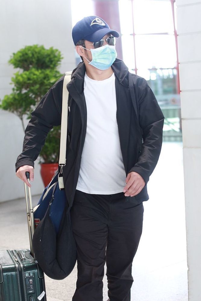 心疼!46岁吴京久违亮相头发花白 蓄起络腮胡男人味爆棚_腾讯新闻