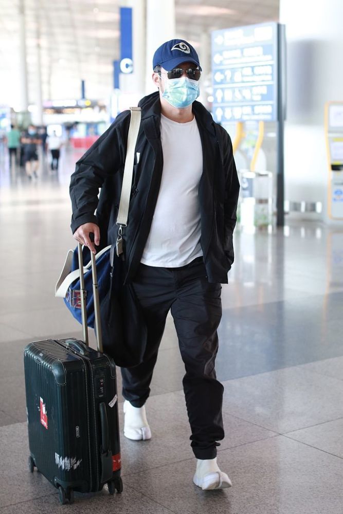 心疼!46岁吴京久违亮相头发花白 蓄起络腮胡男人味爆棚_腾讯新闻