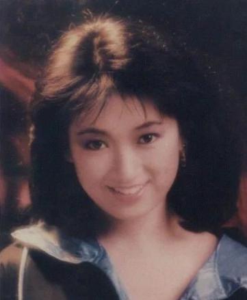 梁洁华出生于中国香港的一户普通人家,和当时大多数长相优秀的年轻人