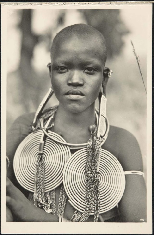 欧洲人的可耻明信片:殖民地之王,搂土著妇女合影