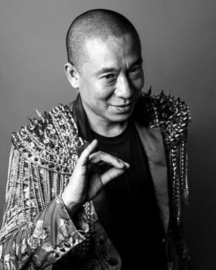 《明日》教师团正式官宣,梁龙成教导主任,5人平均年龄30岁