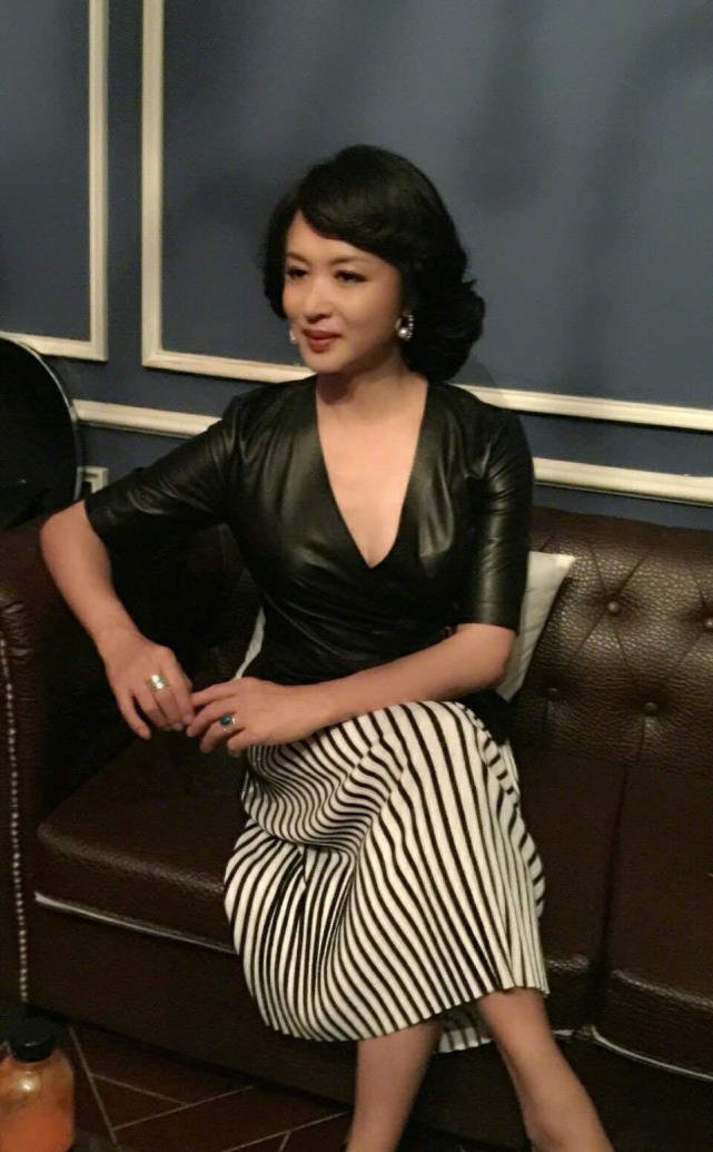 金星在国外太"敢穿",一袭露背连衣裙太有女人味,被惊艳到了