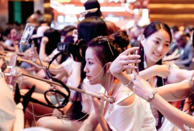 网红直播炫超跑,一脚油门下去机油直接喷出来,损失至少30万!