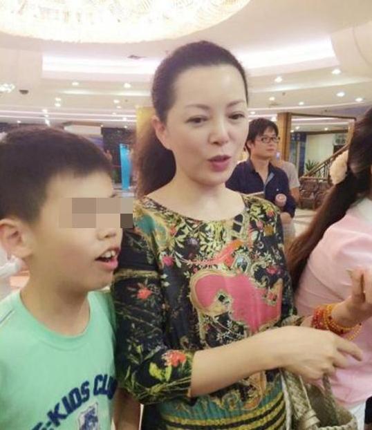 湖南台一姐仇晓罕露面脸部肿胀大变样身材发福打扮老气难辨认