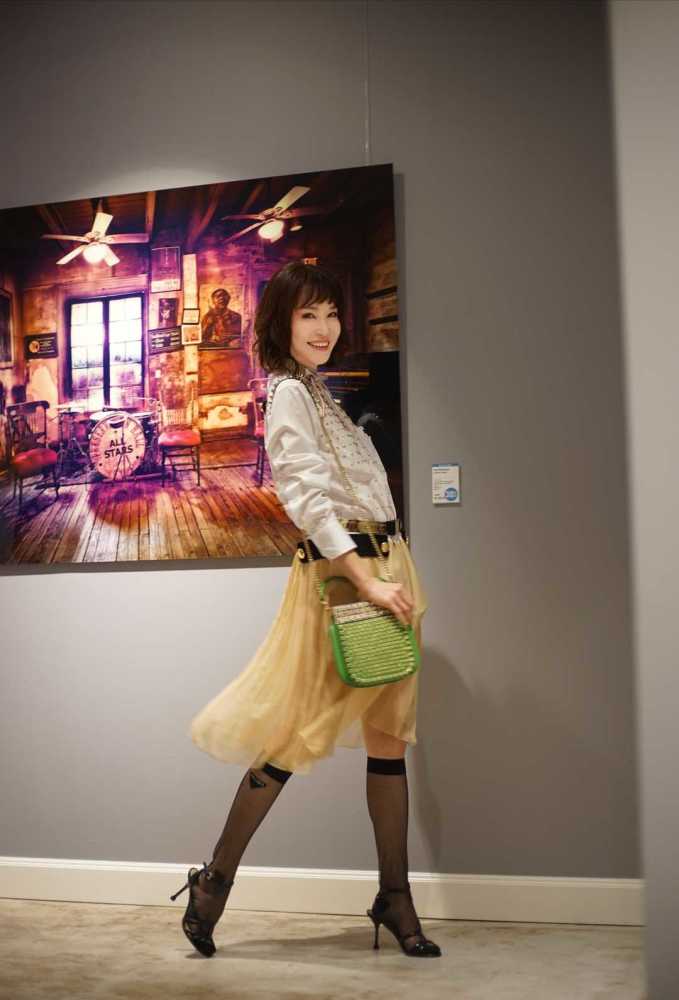 范文芳49岁依然年轻貌美!白色衬衫配半身裙减龄时髦,女人味十足