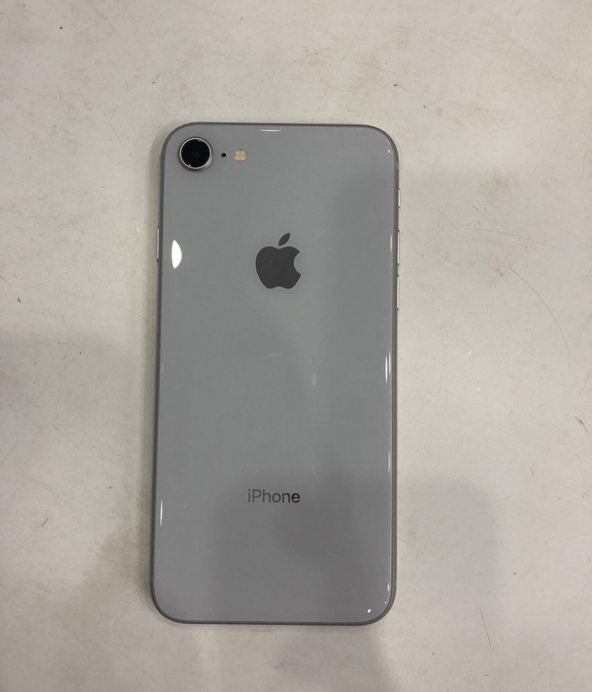 iphone8,从机器背面来看的确是很新,跟新机器没有任何区别卡槽侧面
