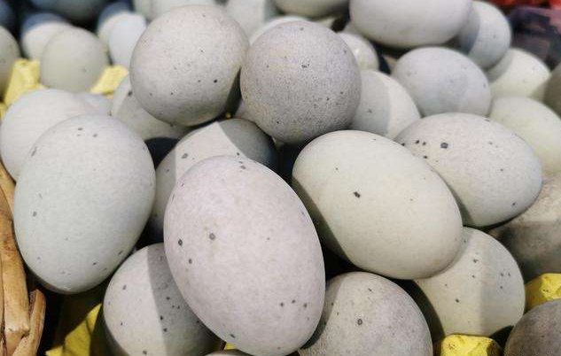 买皮蛋时,看到这3种不要买,10元9个也不行,老板从不给家人吃